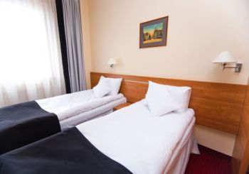 2 łóżka w pokoju standard w Hotelu Malinowski