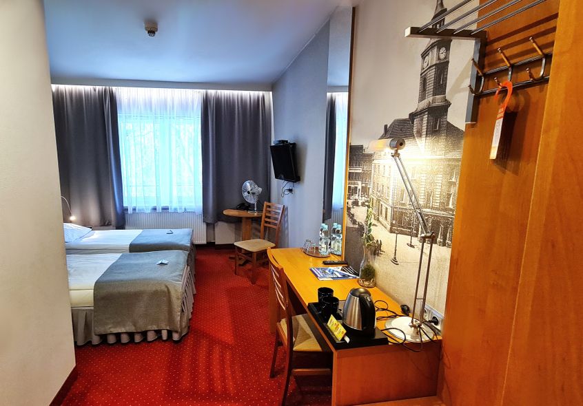Wyposażenie pokoju standard w hotelu w Gliwicach